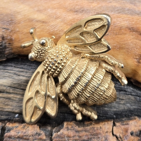 Avon Jewelry - Avon Gold Tone Bee Brooch 1975 Vintage in Very Good Condition Measures 1" X 1¼"